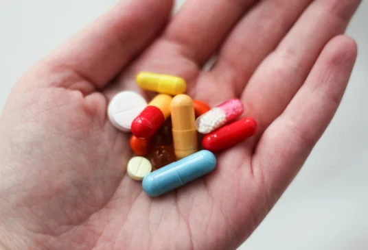 Hidrocortisona (usado em cremes para coceira), ibuprofeno (usada em analgésicos), acetaminofeno (também usado em analgésicos) de todo o país são majoritariamente importados da China. (Foto: Ksenia Yakovleva/Unplash)