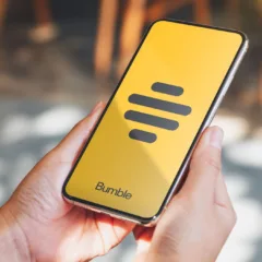 Decisão afetará 240 postos de trabalho na Bumble. (Foto: reprodução/Propmark)