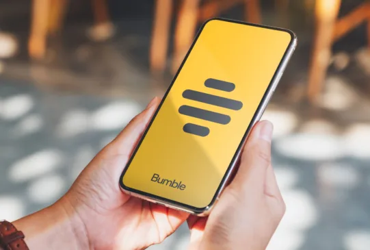 Decisão afetará 240 postos de trabalho na Bumble. (Foto: reprodução/Propmark)