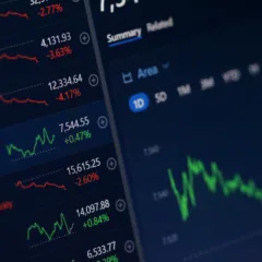 Ibovespa fecha sessão novamente em queda;(Foto: Anne Nygård/Unplash)