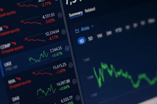 Ibovespa fecha sessão novamente em queda;(Foto: Anne Nygård/Unplash)