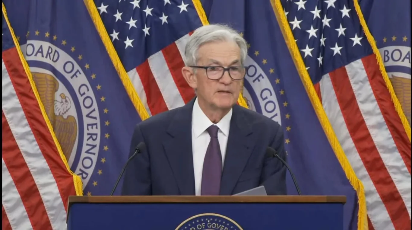 Jerome Powell discursou e respondeu jornalistas após a divulgação da taxa de juros base dos EUA (Foto: Reprodução/Youtube Yahoo Finance)
