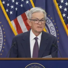 Jerome Powell discursou e respondeu jornalistas após a divulgação da taxa de juros base dos EUA (Foto: Reprodução/Youtube Yahoo Finance)
