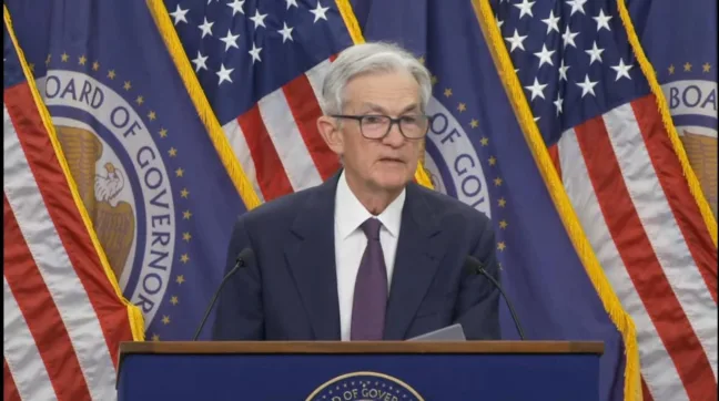 Jerome Powell discursou e respondeu jornalistas após a divulgação da taxa de juros base dos EUA (Foto: Reprodução/Youtube Yahoo Finance)