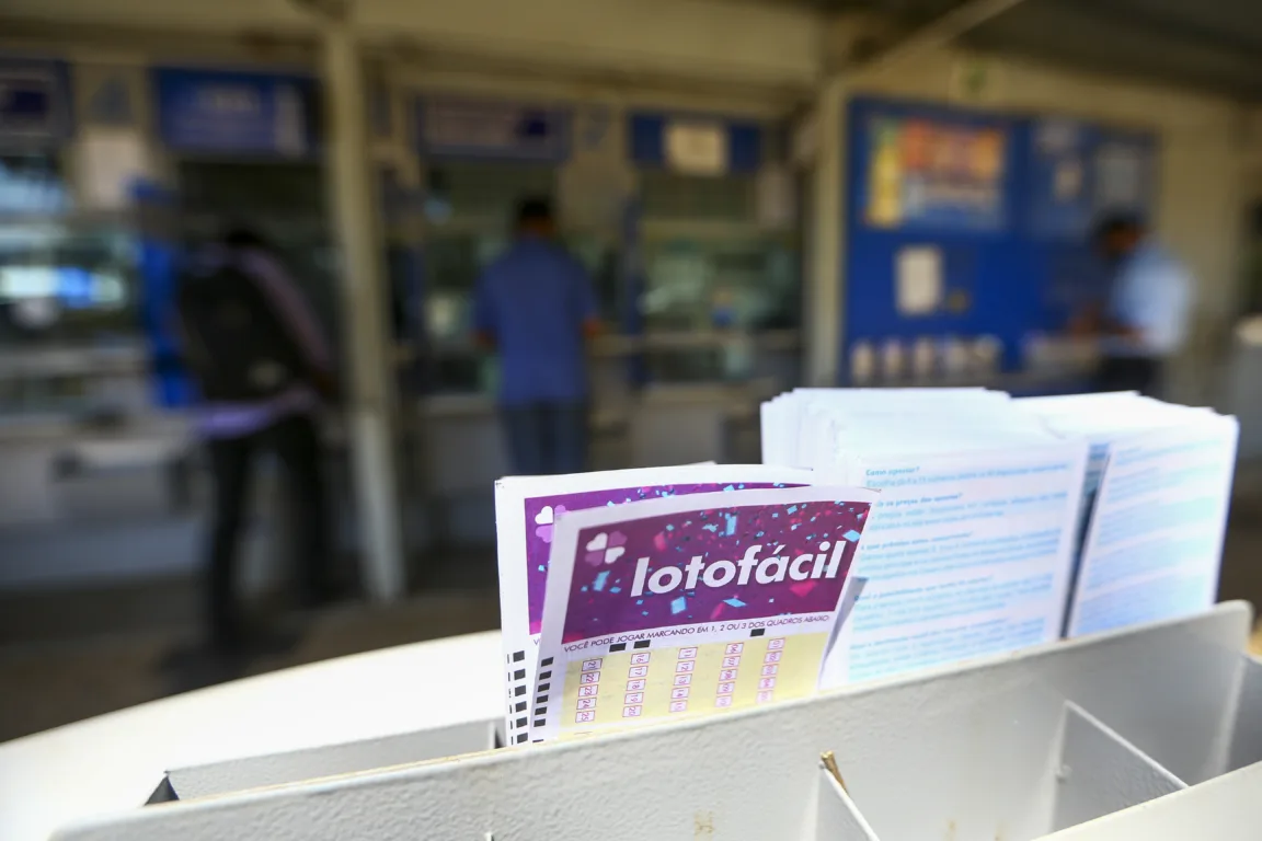Apostadores fazem filas em casas lotéricas de Brasília. A Caixa Econômica Federal sorteia amanhã (12) a lotofácil da Independência. (Foto: Marcelo Camargo/Agência Brasil)