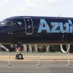 Apresentação do jato Embraer 195-E2, a maior e mais moderna aeronave comercial já produzida no Brasil, adquirida pela Azul Linhas Aéreas (Foto: Reprodução/Agência Brasil)