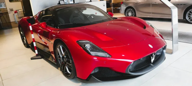 Stellantis é responsável pela Maserati, Chrysler, Peugeot, Jeep e Alfa Romeo (Foto: Jean-Luc Picard/Unplash)