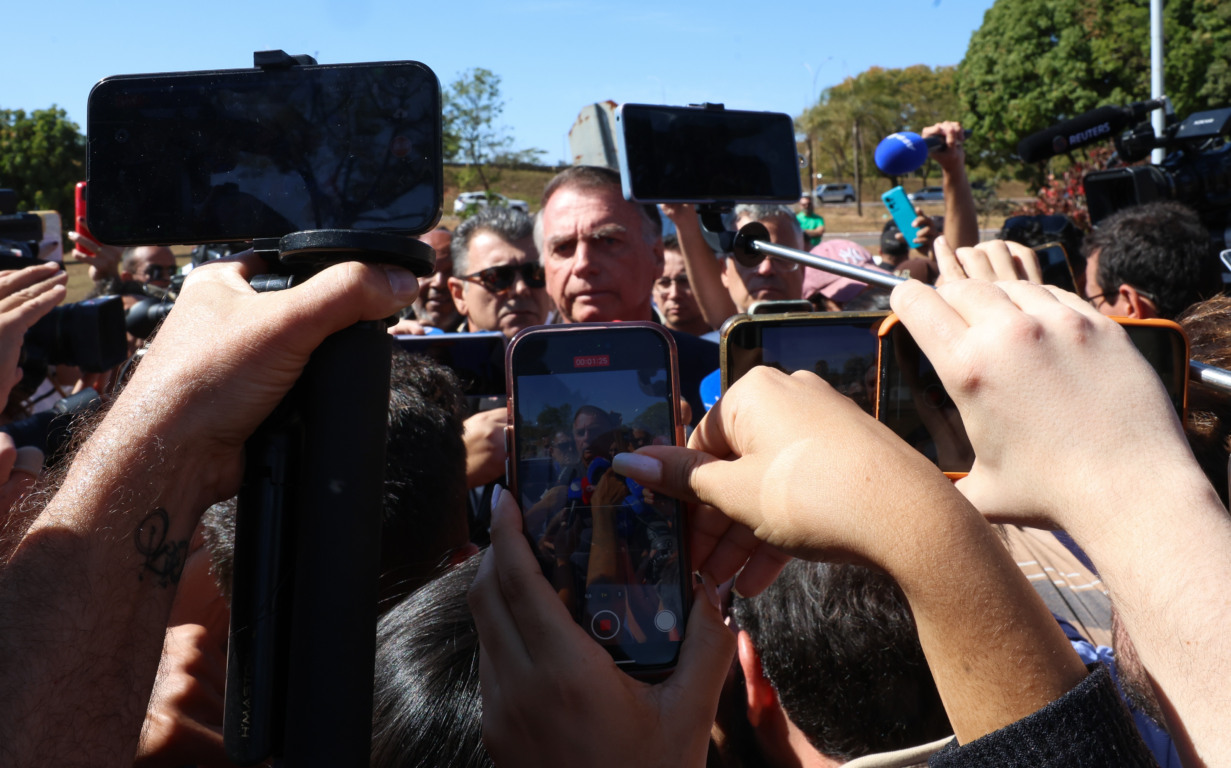 Bolsonaro fala a imprensa após colocar  tornozeleira na Secretaria de Administração Penitenciária do Distrito Federal. (Foto Antônio Cruz / Agência Brasil)