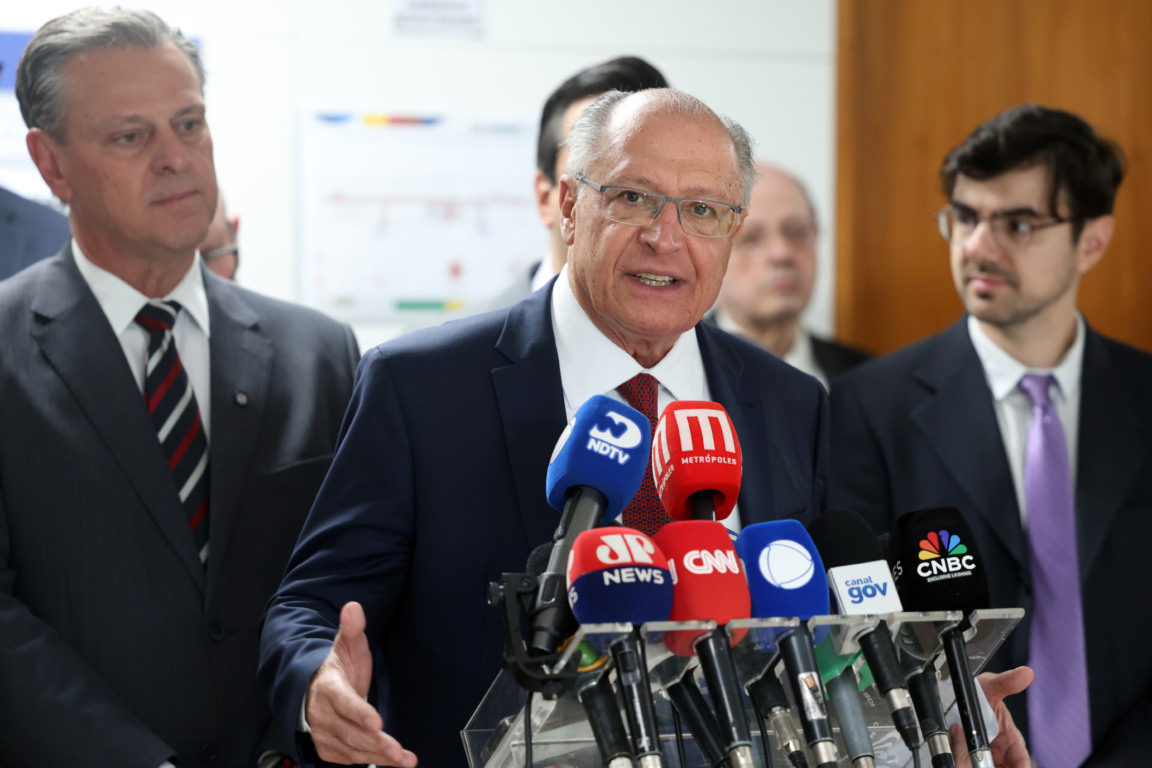 O vice-presidente da República e ministro do Desenvolvimento, Indústria, Comércio e Serviços, Geraldo Alckmin, tendo ao lado esquerdo o ministro da Agricultura, Carlos Fávaro, fala durante entrevista coletiva após reunião com o representantes do setor do agronegócio para discutir medidas à tarifa de 50% dos EUA. (Foto: Valter Campanato/Agência Brasil) O vice-presidente da República e ministro do Desenvolvimento, Indústria, Comércio e Serviços, Geraldo Alckmin, tendo ao lado esquerdo o ministro da Agricultura, Carlos Fávaro, fala durante entrevista coletiva após reunião com o representantes do setor do agronegócio para discutir medidas à tarifa de 50% dos EUA. (Foto: Valter Campanato/Agência Brasil)