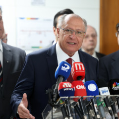 O vice-presidente da República e ministro do Desenvolvimento, Indústria, Comércio e Serviços, Geraldo Alckmin, tendo ao lado esquerdo o ministro da Agricultura, Carlos Fávaro, fala durante entrevista coletiva após reunião com o representantes do setor do agronegócio para discutir medidas à tarifa de 50% dos EUA. (Foto: Valter Campanato/Agência Brasil)