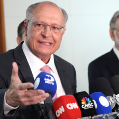 O vice-presidente da República e ministro do Desenvolvimento, Indústria, Comércio e Serviços, Geraldo Alckmin, fala durante entrevista coletiva após participar de reunião com Abrão Neto, Presidente da Câmara Americana de Comércio para Brasil - AMCHAM Brasil, para discutir medidas à tarifa de 50% dos EUA. (Foto: Valter Campanato/Agência Brasil)