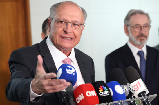 O vice-presidente da República e ministro do Desenvolvimento, Indústria, Comércio e Serviços, Geraldo Alckmin, fala durante entrevista coletiva após participar de reunião com Abrão Neto, Presidente da Câmara Americana de Comércio para Brasil - AMCHAM Brasil, para discutir medidas à tarifa de 50% dos EUA. (Foto: Valter Campanato/Agência Brasil)