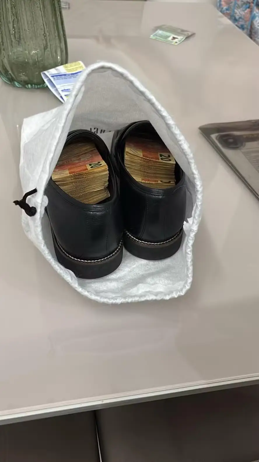 Dinheiro em espécie encontrado em sapatos do vereador Francisco Nascimento (União), primo do deputado federal Elmar Nascimento (União Brasil-BA) — Foto: Reprodução/ Polícia Federal
