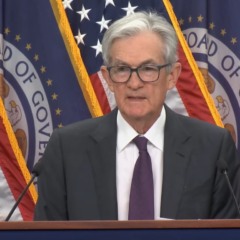Jerome Powell participou de uma entrevista coletiva, nesta quarta-feira (30), após a divulgação da decisão do Fomc (foto: reprodução/Youtube Federal Reserve)