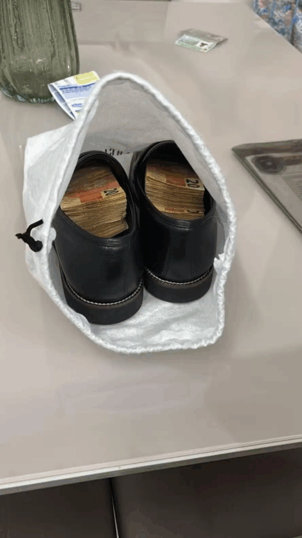 Dinheiro em espécie encontrado em sapatos do vereador Francisco Nascimento (União), primo do deputado federal Elmar Nascimento (União Brasil-BA) — Foto: Reprodução/ Polícia Federal
