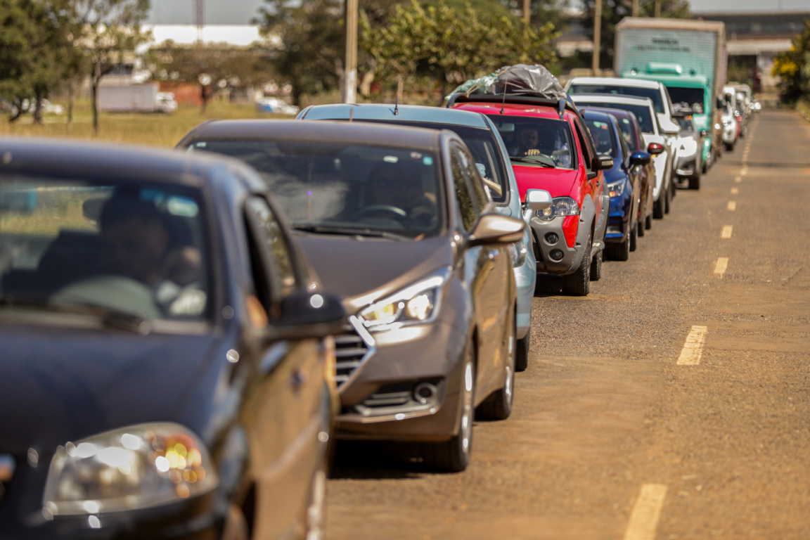 Fila de veículos para fazerem doações na Base aérea de Brasília para os atingidos das chuvas no estado Rio Grande do Sul.
(Foto: Joédson Alves/Agência Brasil)