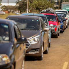 Fila de veículos para fazerem doações na Base aérea de Brasília para os atingidos das chuvas no estado Rio Grande do Sul.
(Foto: Joédson Alves/Agência Brasil)