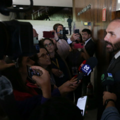 Deputado Eduardo Bolsonaro durante entrevista a imprensa.  (Foto: Lula Marques/ Agência Brasil)
