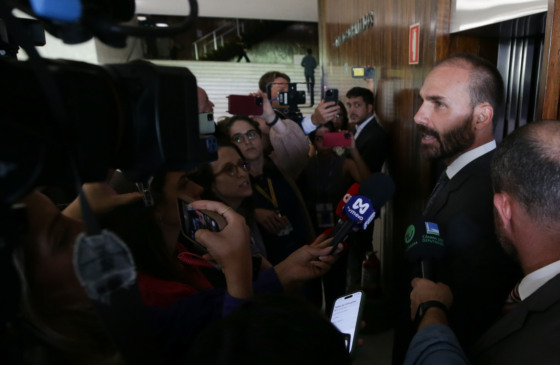 Deputado Eduardo Bolsonaro durante entrevista a imprensa.  (Foto: Lula Marques/ Agência Brasil)