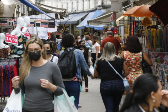 Movimento de vendas de brinquedos para o Dia das Crianças, comércio varejista nas ruas do Polo Saara, centro do Rio de Janeiro. (Foto: Fernando Frazão/Agência Brasil)