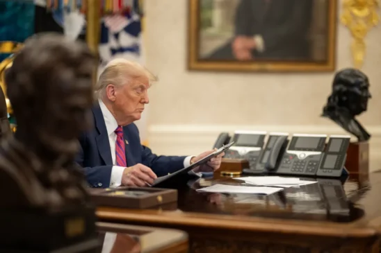 Donald Trump durante a assinatura do Genius Act (Foto: White House)