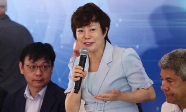 Stella Li, CEO da BYD nas Américas, esteve presente no evento. (Foto: reprodução/Destaque1)