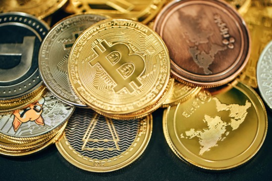 Stablecoins tendem a ser menos voláteis que criptomoedas comuns, como o Bitcoin (Foto: Traxer/Unplash)