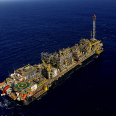 Vista aérea do navio-plataforma P-71, instalado no campo de Itapu, no pré-sal da Bacia de Santos, a 200 km da costa do Rio de Janeiro. (Foto: Tânia Rêgo/Agência Brasil)