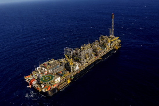 Vista aérea do navio-plataforma P-71, instalado no campo de Itapu, no pré-sal da Bacia de Santos, a 200 km da costa do Rio de Janeiro. (Foto: Tânia Rêgo/Agência Brasil)