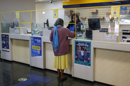 Dona Irene Barbosa em uma agência dos correios.
A partir desta sexta-feira (30), aposentados e pensionistas do Instituto Nacional do Seguro Social (INSS) poderão consultar, contestar e acompanhar a análise de descontos indevidos em seus benefícios diretamente nas agências dos Correios.
(Foto: Antonio Cruz/Agência Brasil)