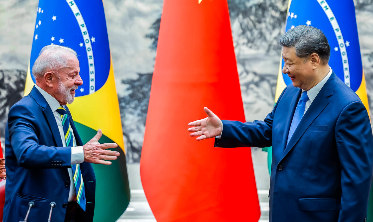 Presidente da República, Luiz Inácio Lula da Silva e o Presidente da República Popular da China, Xi Jinping, durante a cerimônia de assinatura de Atos, no Palácio do Povo. Pequim - China.  (Foto: Ricardo Stuckert / PR)