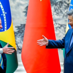 Presidente da República, Luiz Inácio Lula da Silva e o Presidente da República Popular da China, Xi Jinping, durante a cerimônia de assinatura de Atos, no Palácio do Povo. Pequim - China.  (Foto: Ricardo Stuckert / PR)