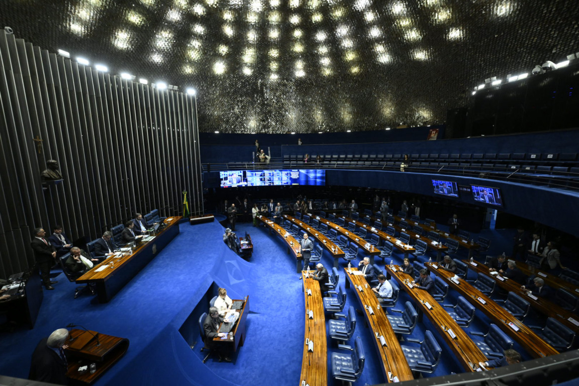 Plenário do Senado Federal durante sessão que deliberou projeto que assegura a isenção do Imposto de Renda para quem recebe até dois salários mínimos.

(Foto: Andressa Anholete/Agência Senado)