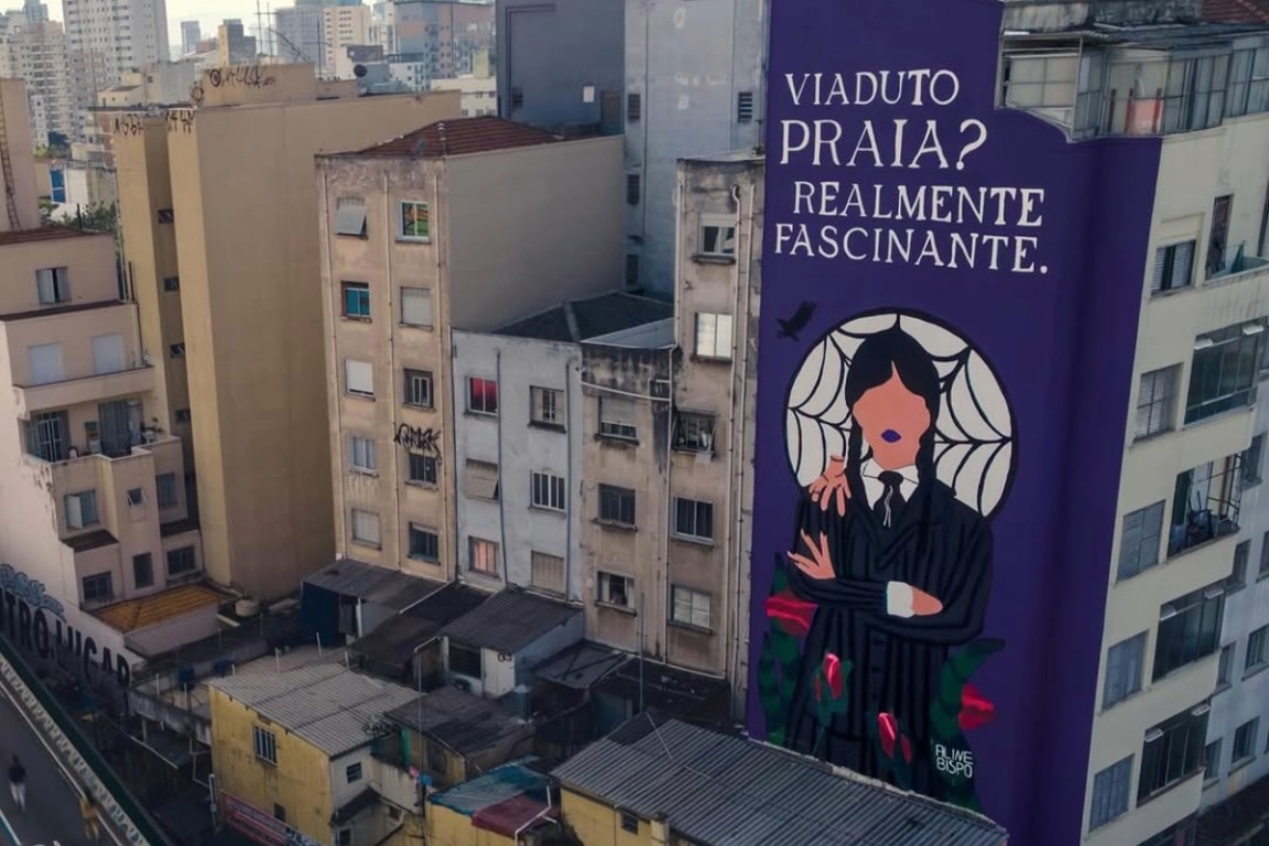 Painel de "Wandinha" em São Paulo. (foto: reprodução/ Metrópoles)