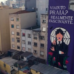 Painel de "Wandinha" em São Paulo. (foto: reprodução/ Metrópoles)