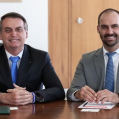 Jair e Eduardo Bolsonaro (Foto: Marco Correa/PR)