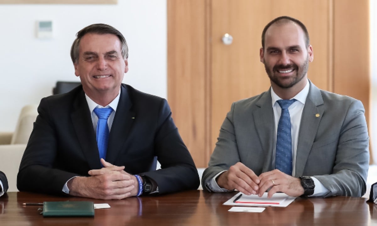 Jair e Eduardo Bolsonaro (Foto: Marco Correa/PR)