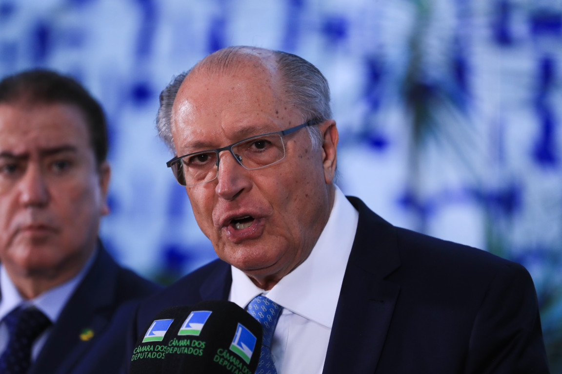  O vice-presidente da República e ministro do Desenvolvimento, Indústria, Comércio e Serviços, Geraldo Alckmin,durante coletiva após reunião com o  presidentes da Câmara, Hugo Motta.  (Foto: Lula Marques/Agência Brasil)