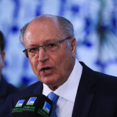  O vice-presidente da República e ministro do Desenvolvimento, Indústria, Comércio e Serviços, Geraldo Alckmin,durante coletiva após reunião com o  presidentes da Câmara, Hugo Motta.  (Foto: Lula Marques/Agência Brasil)