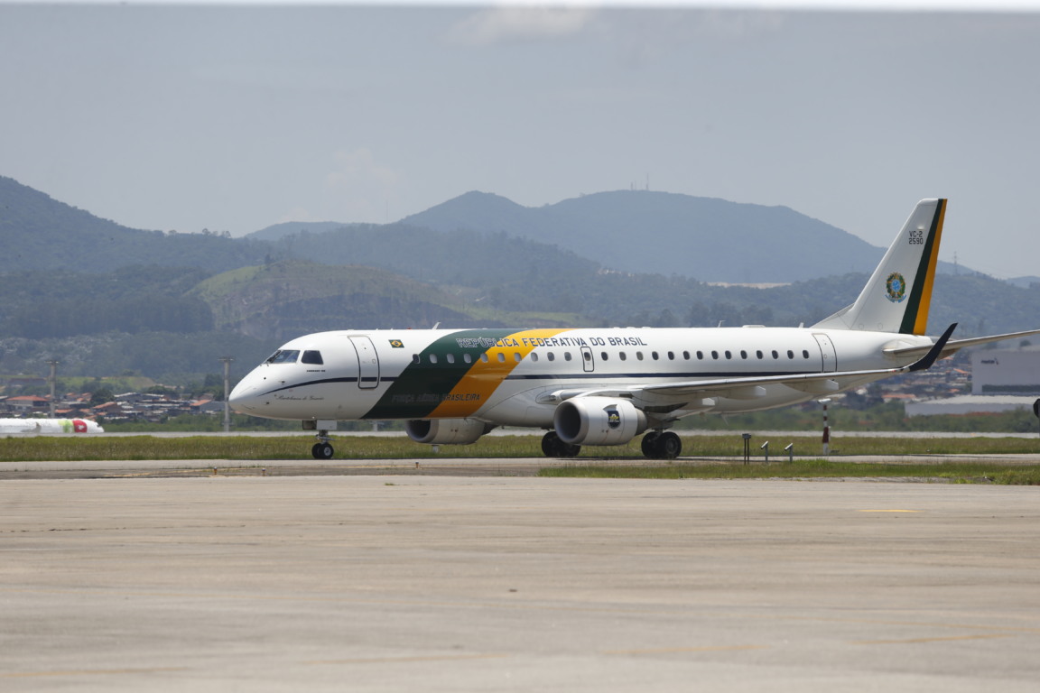 Avião da FAB , Embraer VC-2, chega a São Paulo com 26 brasileiros resgatados da Faixa de Gaza. (Foto: Paulo Pinto/Agencia Brasil) Avião da FAB , Embraer VC-2, chega a São Paulo com 26 brasileiros resgatados da Faixa de Gaza. (Foto: Paulo Pinto/Agencia Brasil)