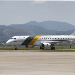 Avião da FAB , Embraer VC-2, chega a São Paulo com 26 brasileiros resgatados da Faixa de Gaza.   (Foto: Paulo Pinto/Agencia Brasil)
