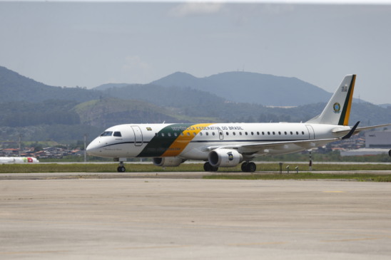 Avião da FAB , Embraer VC-2, chega a São Paulo com 26 brasileiros resgatados da Faixa de Gaza.   (Foto: Paulo Pinto/Agencia Brasil)