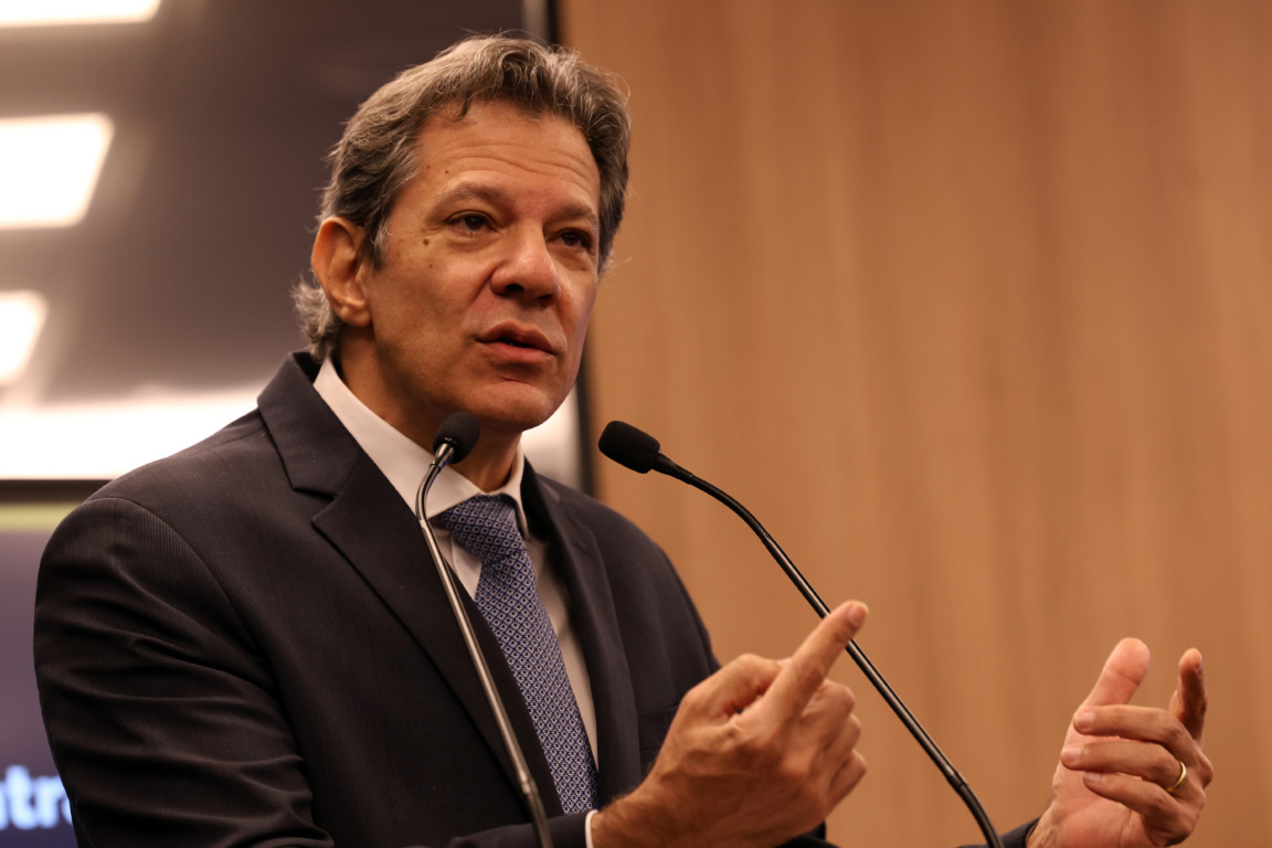 O ministro da Fazenda, Fernando Haddad, durante entrevista coletiva para detalhar duas operações da Polícia Federal para combater a atuação do crime organizado no setor de combustíveis. (Foto: José Cruz/Agência Brasil)