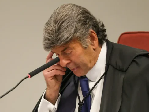 O ministro Luiz Fux chega para proferir seu voto na Primeira Turma do Supremo Tribunal Federal (STF) que realiza o quarto dia de julgamento dos réus do Núcleo 1 da trama golpista, formado pelo ex-presidente Jair Bolsonaro e mais sete aliados. (Foto: Fabio Rodrigues-Pozzebom/ Agência Brasil)