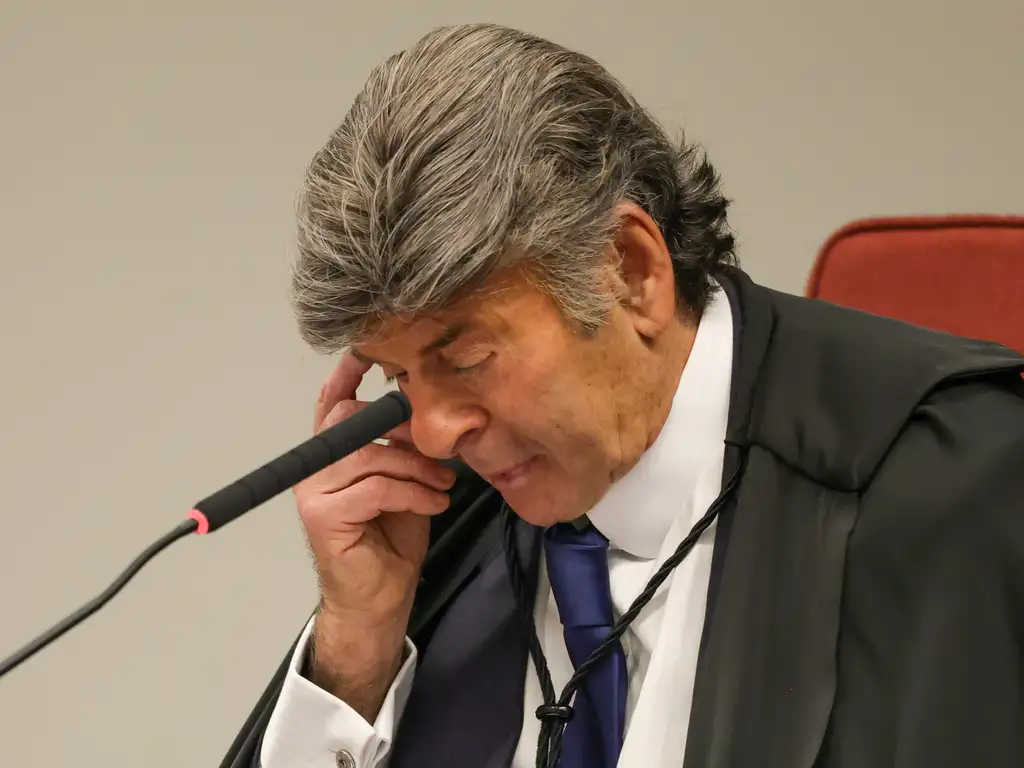 O ministro Luiz Fux chega para proferir seu voto na Primeira Turma do Supremo Tribunal Federal (STF) que realiza o quarto dia de julgamento dos réus do Núcleo 1 da trama golpista, formado pelo ex-presidente Jair Bolsonaro e mais sete aliados. (Foto: Fabio Rodrigues-Pozzebom/ Agência Brasil)