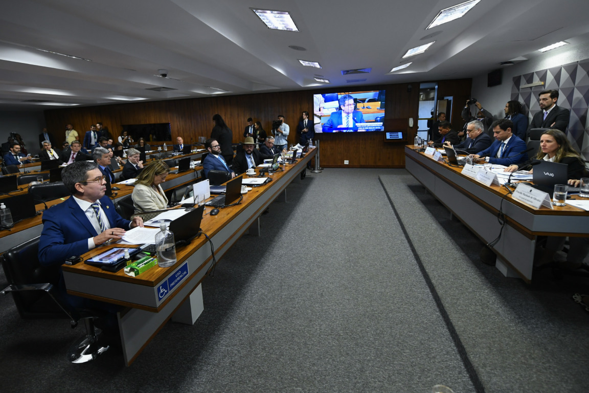 Comissão Parlamentar Mista de Inquérito do INSS - 2025 (CPMI - INSS) realiza oitiva da diretora de Auditoria de Previdência e Benefícios da Controladoria-Geral da União (CGU).

O objetivo da comissão é investigar fraudes no Instituto Nacional do Seguro Social (INSS), envolvendo descontos irregulares em benefícios de aposentados e pensionistas. A CMPI é formada por senadores e deputados, num total de 32 titulares e igual número de suplentes. 

(Foto: Carlos Moura/Agência Senado)