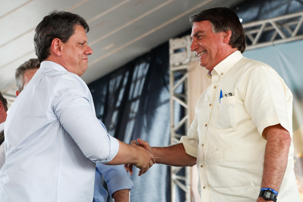 Ministro de Estado da Infraestrutura, Tarcísio Gomes de Freitas, e o presidente da República Jair Bolsonaro,durante o ato de homenagem do Agronegócio ao presidente da República em Sinop no Mato Grosso (Foto: Alan Santos/PR/Agência Brasil)