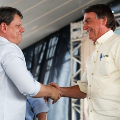 Ministro de Estado da Infraestrutura, Tarcísio Gomes de Freitas, e o presidente da República Jair Bolsonaro,durante o ato de homenagem do Agronegócio ao presidente da República em Sinop no Mato Grosso (Foto: Alan Santos/PR/Agência Brasil)