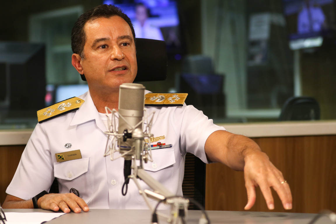 O comandante da Marinha, almirante Almir Garnier Santos, participa do programa A Voz do Brasil (Foto: Marcello Casal JrAgência Brasil)
