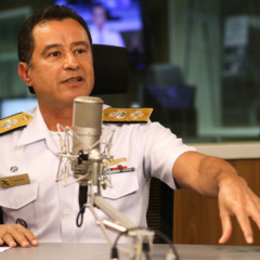 O comandante da Marinha, almirante Almir Garnier Santos, participa do programa A Voz do Brasil (Foto: Marcello Casal JrAgência Brasil)